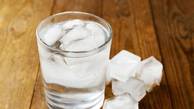 10 Fakta Bahaya Minum Air Dingin Setelah Makan